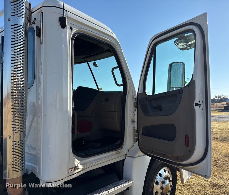 image for item EF6188 2015 Freightliner Cascadia 125 semi truck