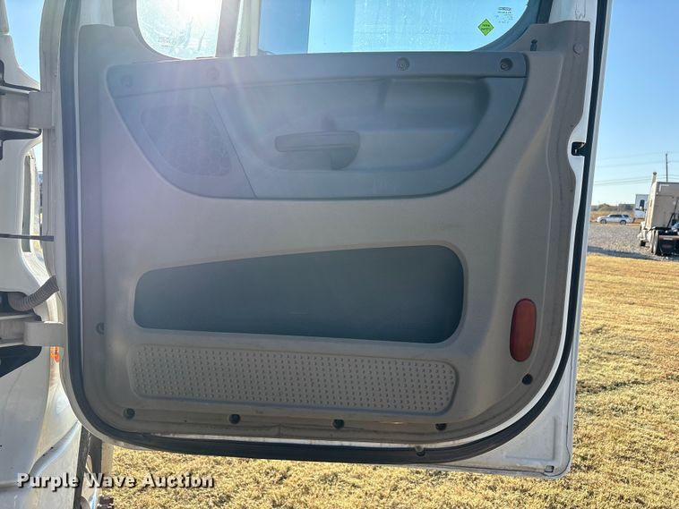 image for item EF6188 2015 Freightliner Cascadia 125 semi truck