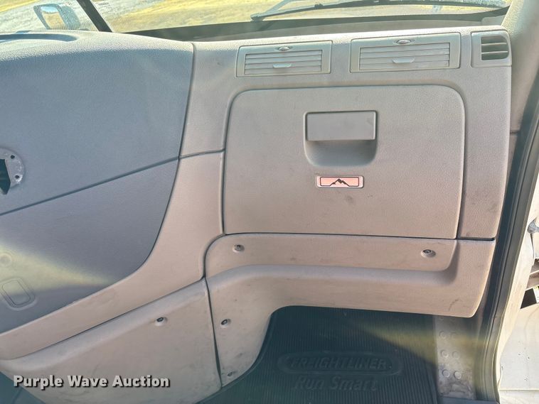 image for item EF6188 2015 Freightliner Cascadia 125 semi truck