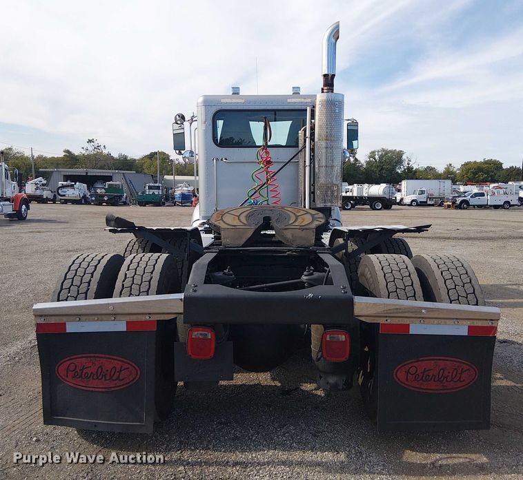 image for item EG1679 2009 Peterbilt 384 semi truck