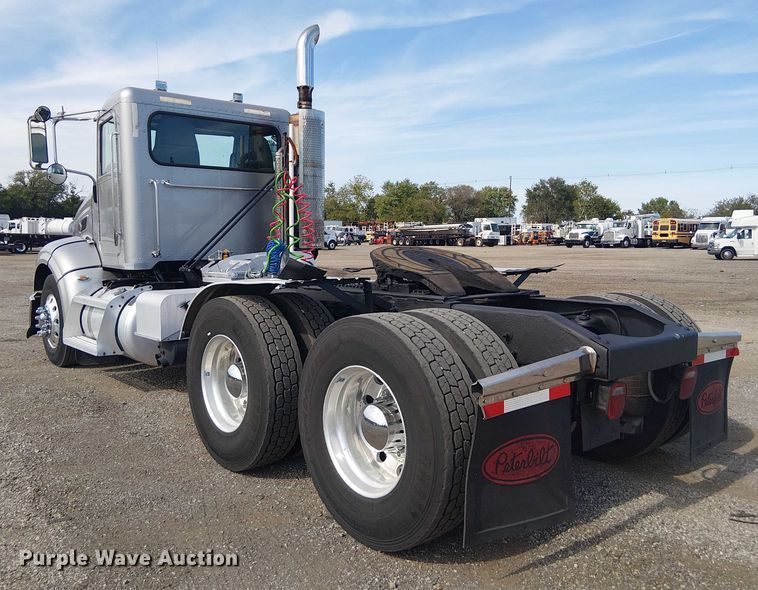 image for item EG1679 2009 Peterbilt 384 semi truck