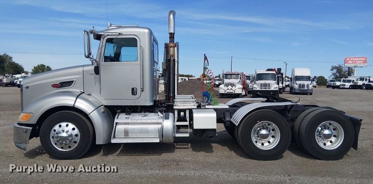 image for item EG1679 2009 Peterbilt 384 semi truck