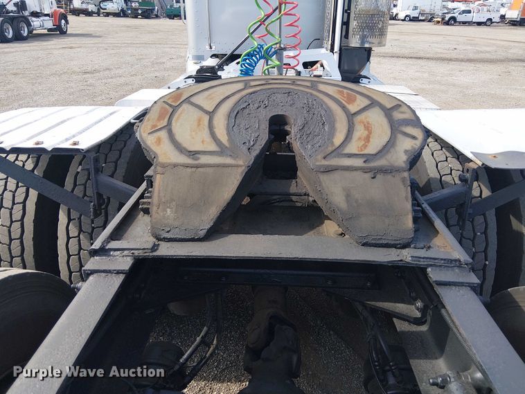 image for item EG1679 2009 Peterbilt 384 semi truck