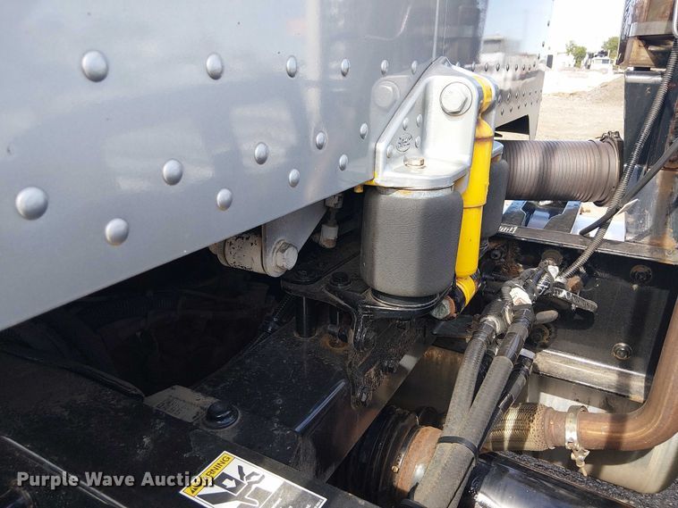 image for item EG1679 2009 Peterbilt 384 semi truck