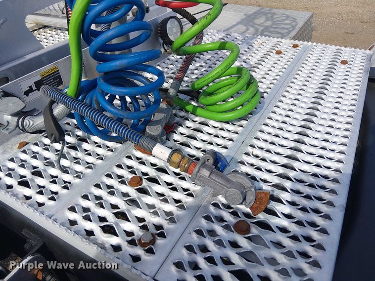 image for item EG1679 2009 Peterbilt 384 semi truck