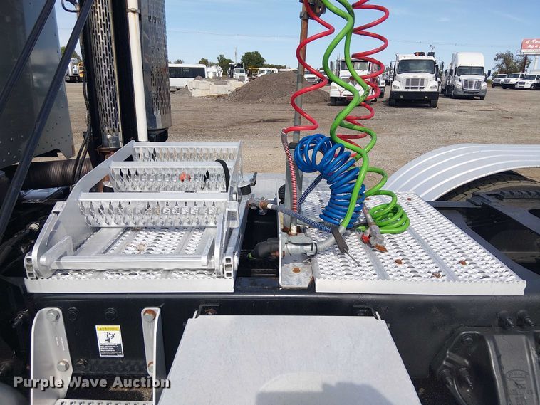 image for item EG1679 2009 Peterbilt 384 semi truck