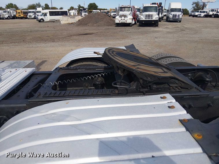 image for item EG1679 2009 Peterbilt 384 semi truck