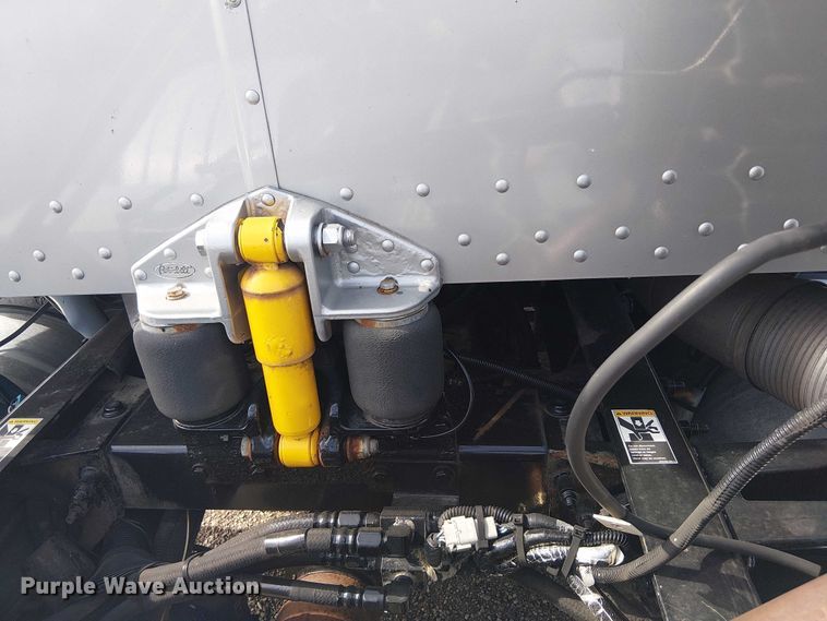 image for item EG1679 2009 Peterbilt 384 semi truck