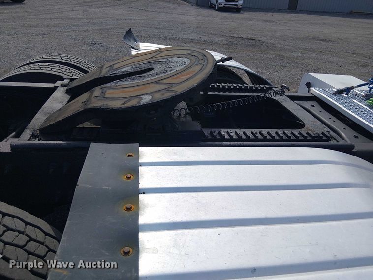 image for item EG1679 2009 Peterbilt 384 semi truck