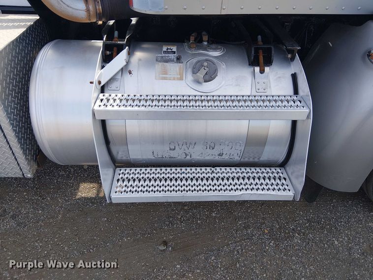 image for item EG1679 2009 Peterbilt 384 semi truck