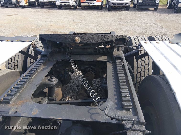 image for item EG1679 2009 Peterbilt 384 semi truck