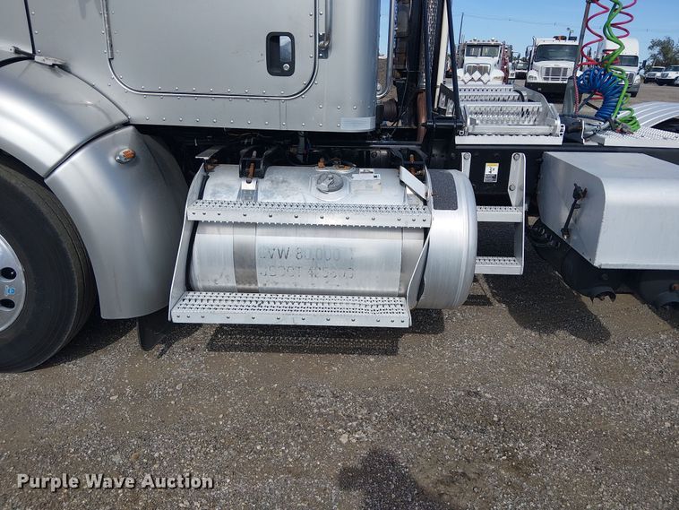 image for item EG1679 2009 Peterbilt 384 semi truck