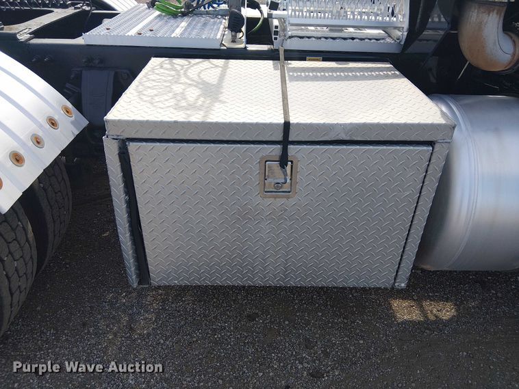 image for item EG1679 2009 Peterbilt 384 semi truck