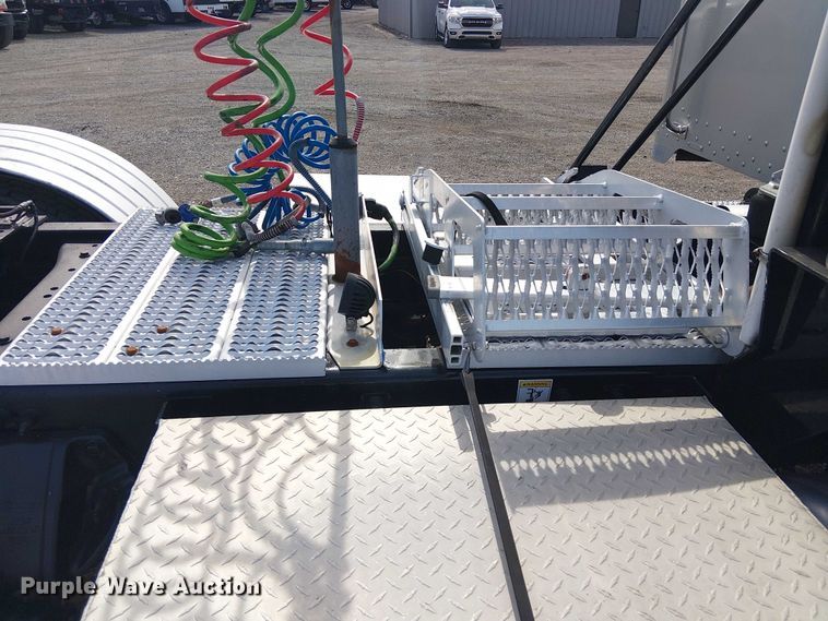 image for item EG1679 2009 Peterbilt 384 semi truck