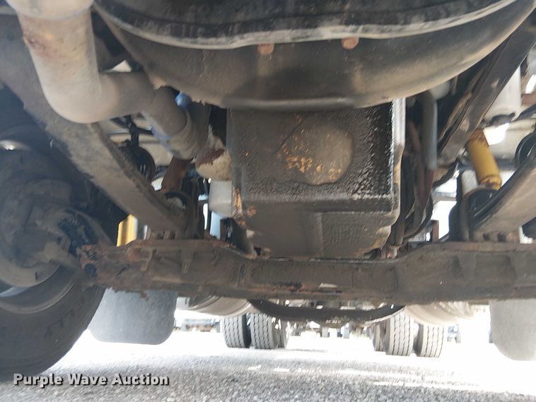 image for item EG1679 2009 Peterbilt 384 semi truck