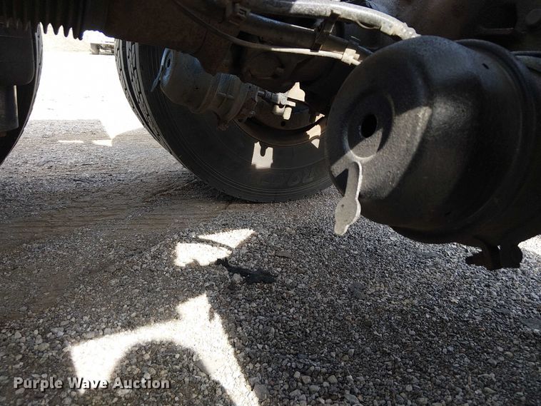 image for item EG1679 2009 Peterbilt 384 semi truck