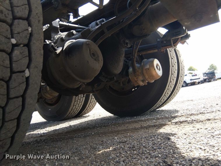 image for item EG1679 2009 Peterbilt 384 semi truck