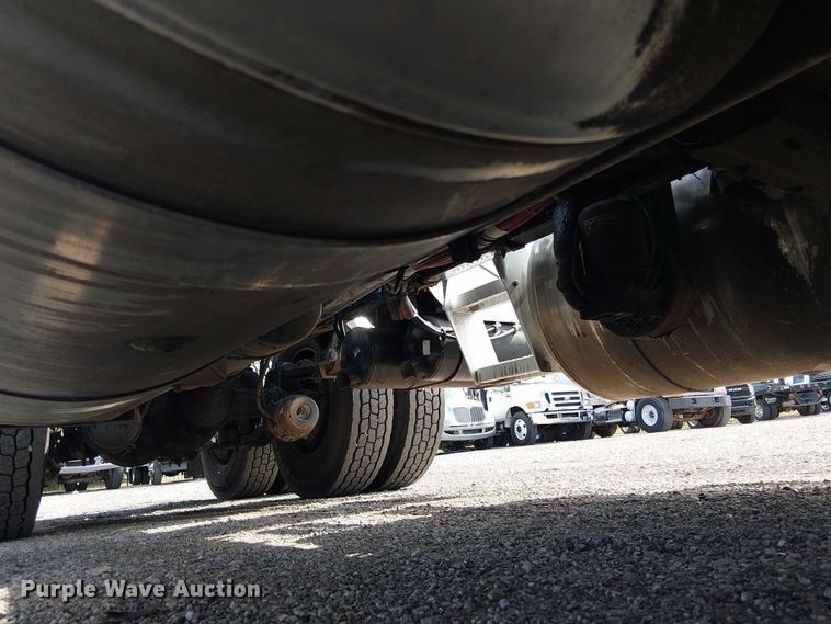 image for item EG1679 2009 Peterbilt 384 semi truck