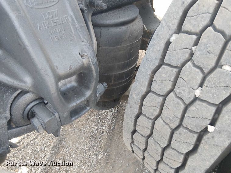 image for item EG1679 2009 Peterbilt 384 semi truck