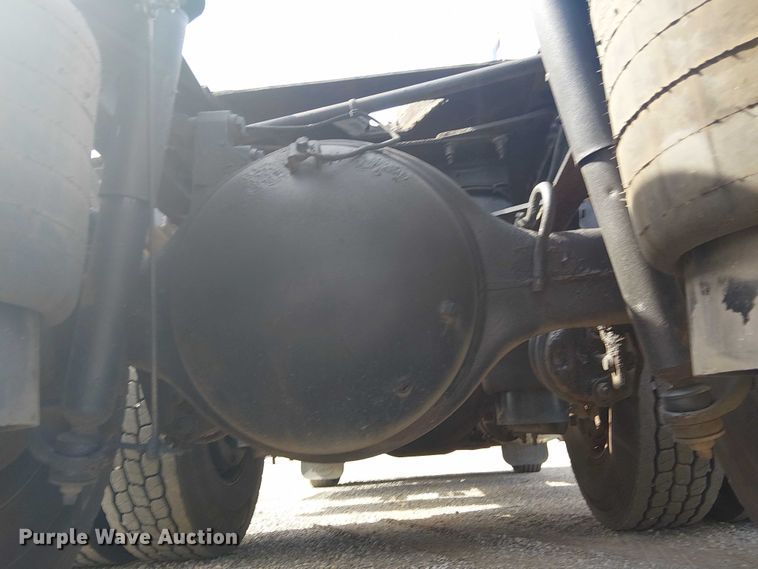 image for item EG1679 2009 Peterbilt 384 semi truck