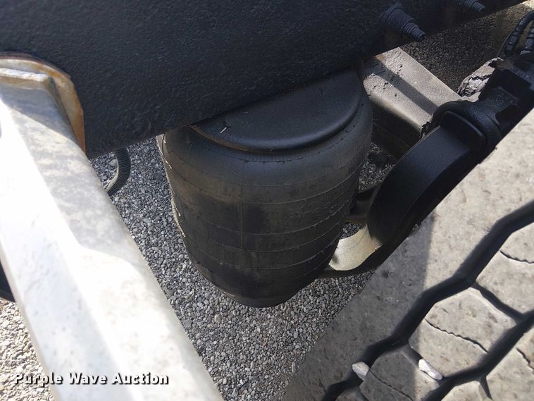 image for item EG1679 2009 Peterbilt 384 semi truck