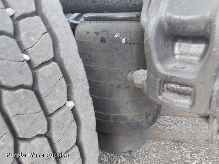 image for item EG1679 2009 Peterbilt 384 semi truck