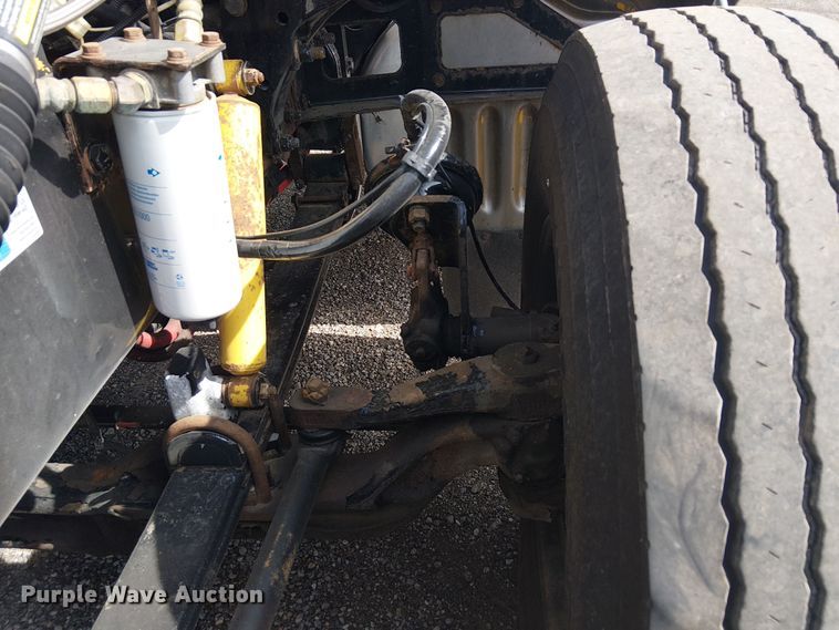 image for item EG1679 2009 Peterbilt 384 semi truck