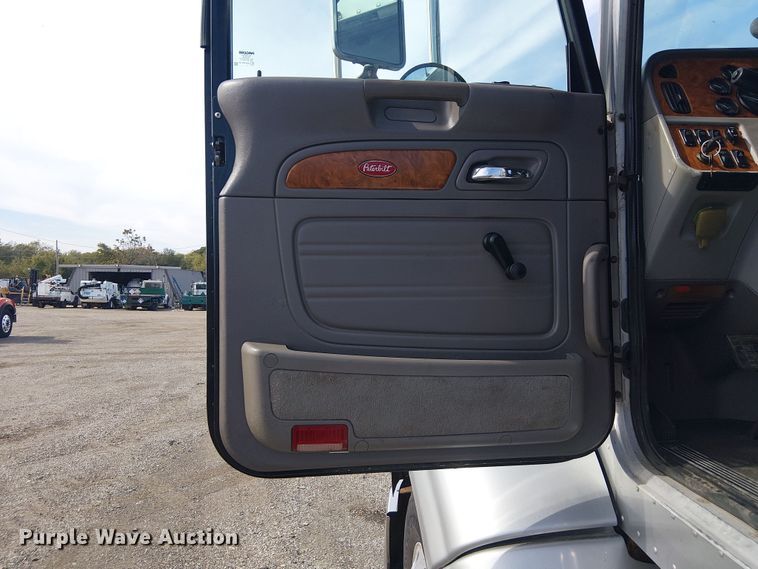 image for item EG1679 2009 Peterbilt 384 semi truck