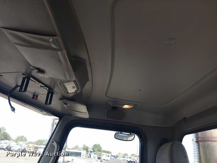 image for item EG1679 2009 Peterbilt 384 semi truck