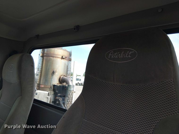 image for item EG1679 2009 Peterbilt 384 semi truck