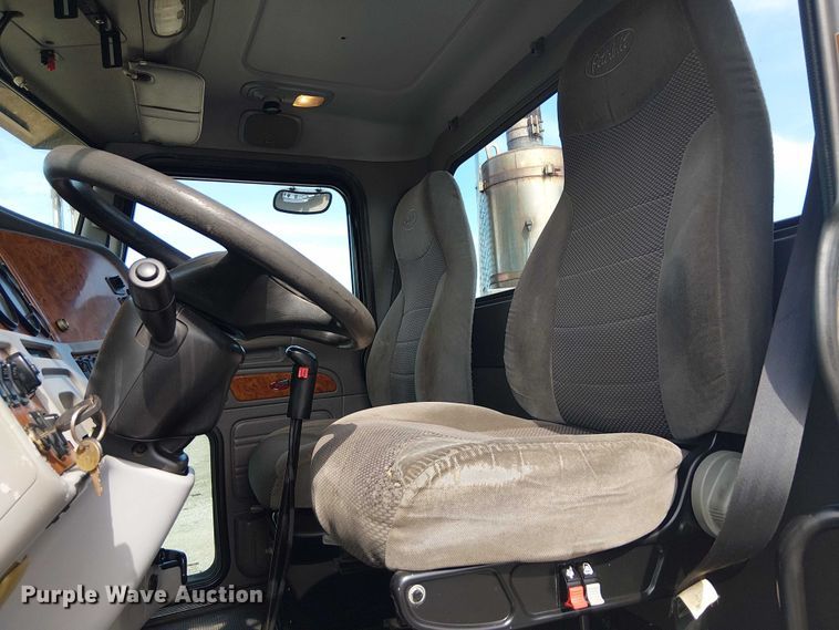 image for item EG1679 2009 Peterbilt 384 semi truck