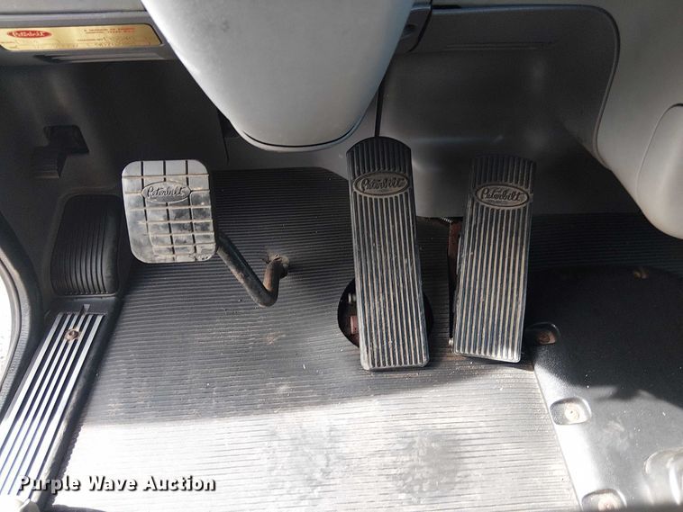 image for item EG1679 2009 Peterbilt 384 semi truck