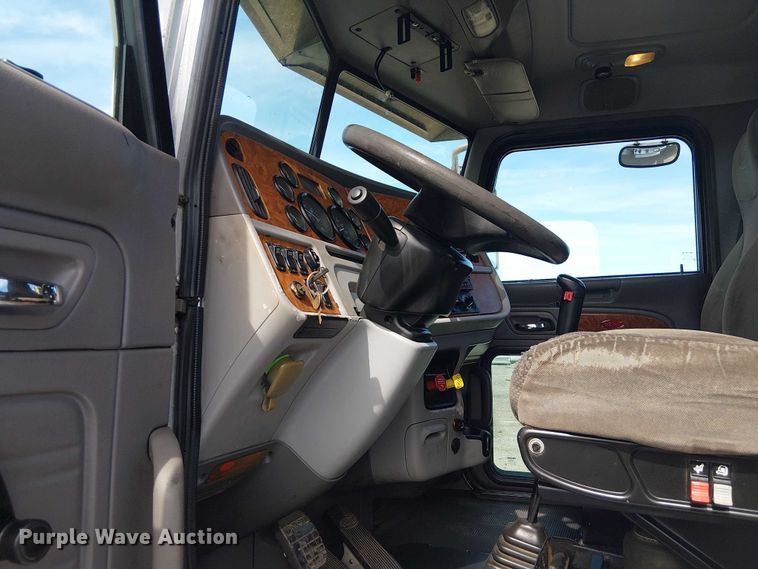 image for item EG1679 2009 Peterbilt 384 semi truck