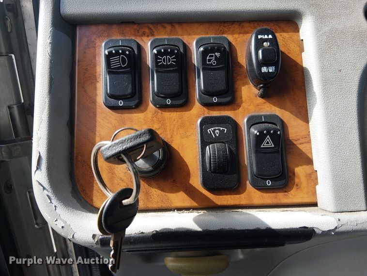 image for item EG1679 2009 Peterbilt 384 semi truck