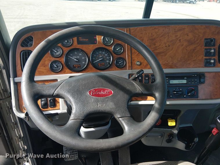 image for item EG1679 2009 Peterbilt 384 semi truck