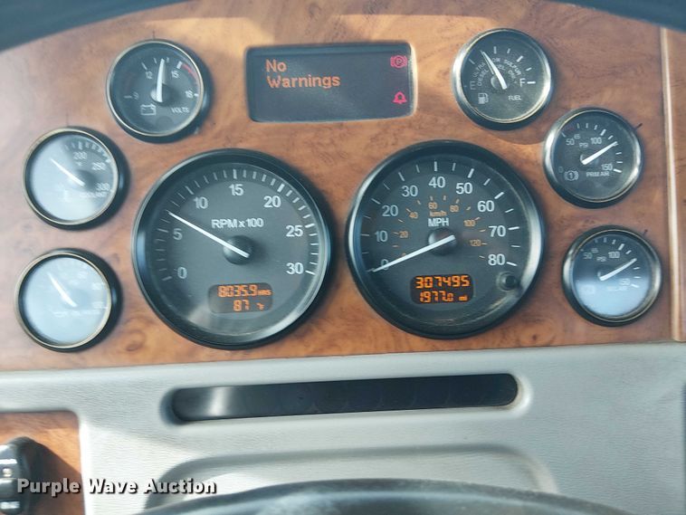 image for item EG1679 2009 Peterbilt 384 semi truck