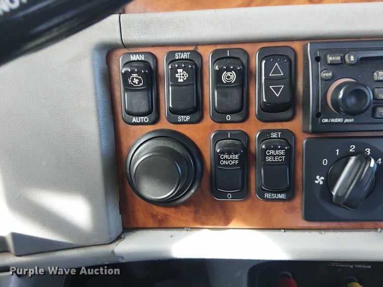 image for item EG1679 2009 Peterbilt 384 semi truck