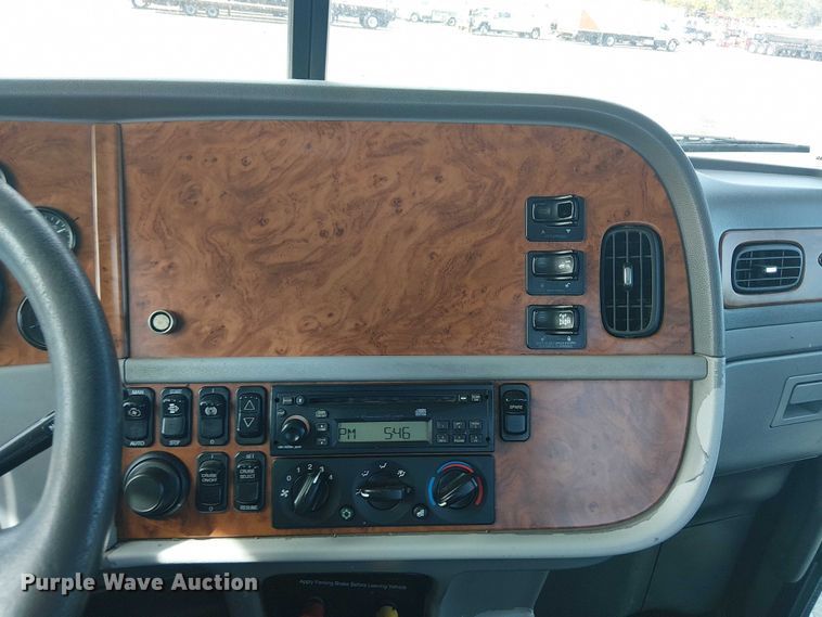 image for item EG1679 2009 Peterbilt 384 semi truck