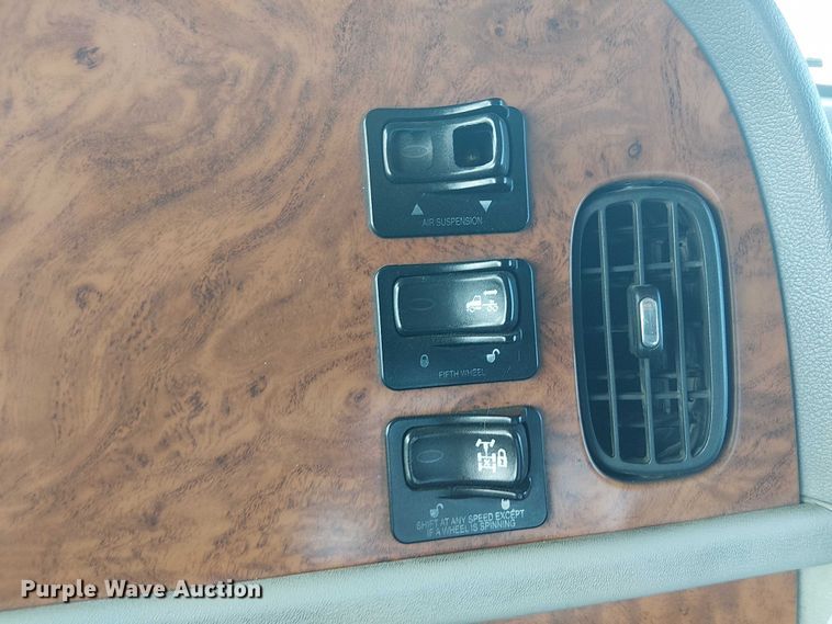 image for item EG1679 2009 Peterbilt 384 semi truck