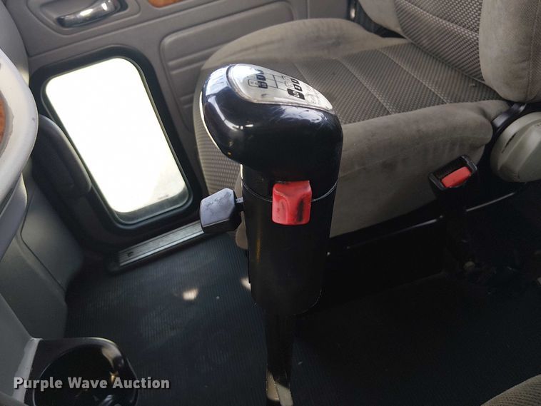 image for item EG1679 2009 Peterbilt 384 semi truck