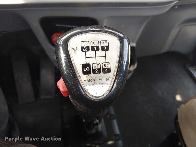 image for item EG1679 2009 Peterbilt 384 semi truck