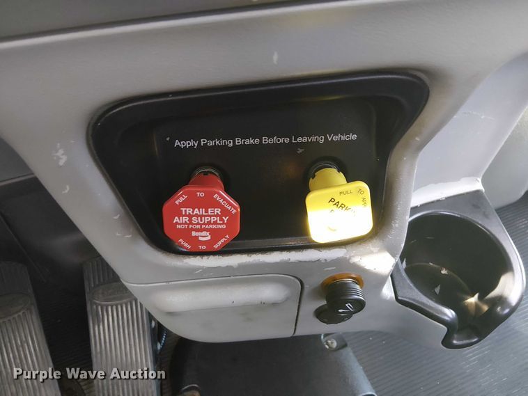 image for item EG1679 2009 Peterbilt 384 semi truck