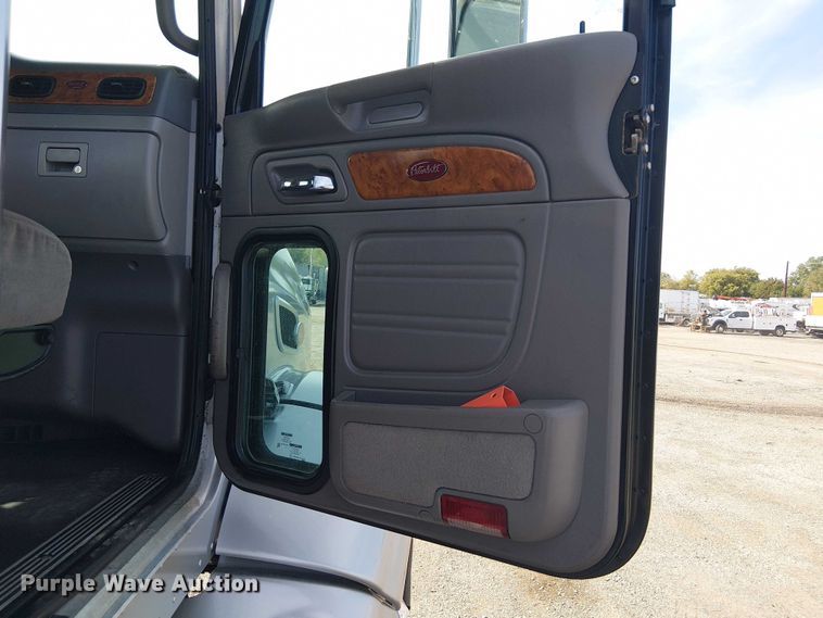 image for item EG1679 2009 Peterbilt 384 semi truck