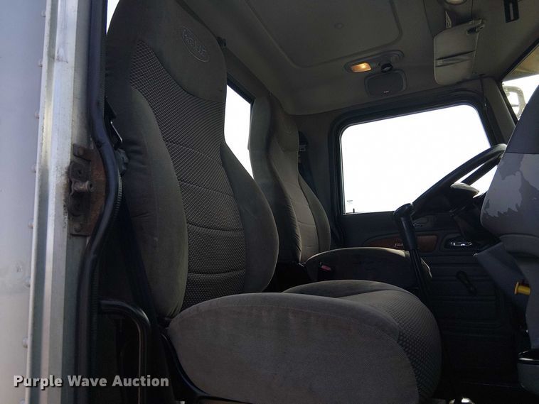 image for item EG1679 2009 Peterbilt 384 semi truck