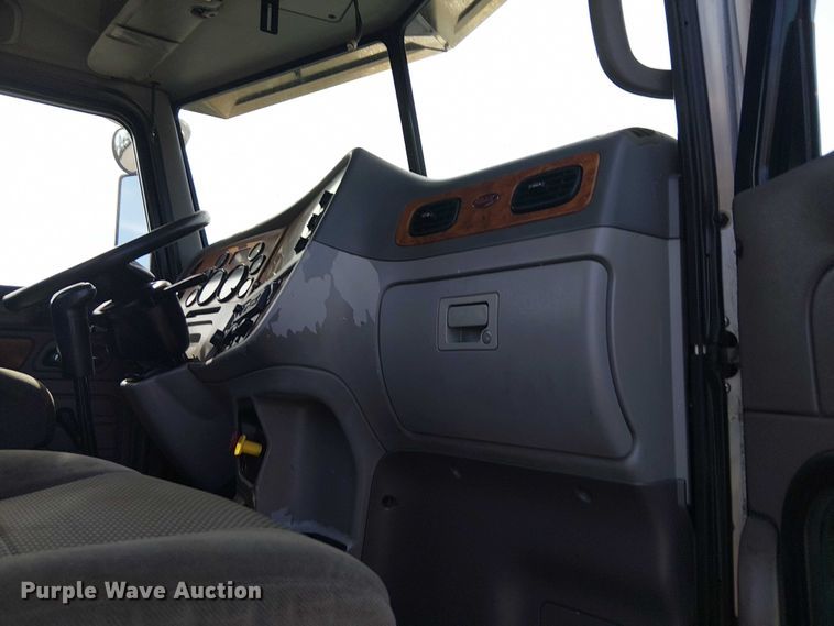 image for item EG1679 2009 Peterbilt 384 semi truck