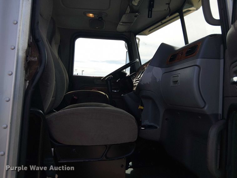 image for item EG1679 2009 Peterbilt 384 semi truck