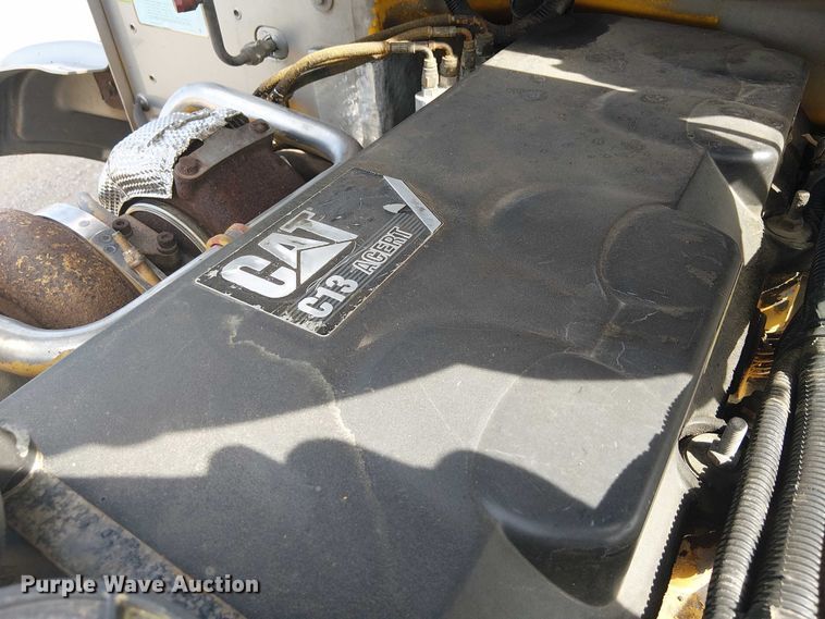 image for item EG1679 2009 Peterbilt 384 semi truck