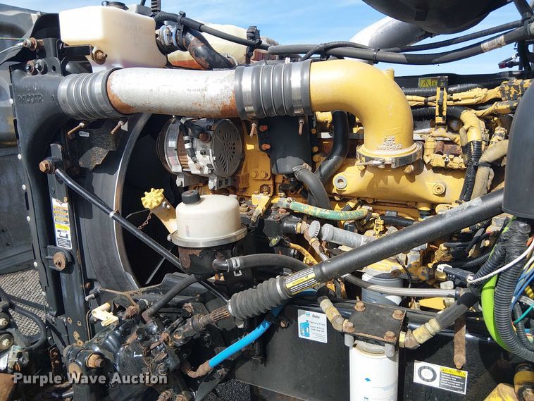 image for item EG1679 2009 Peterbilt 384 semi truck