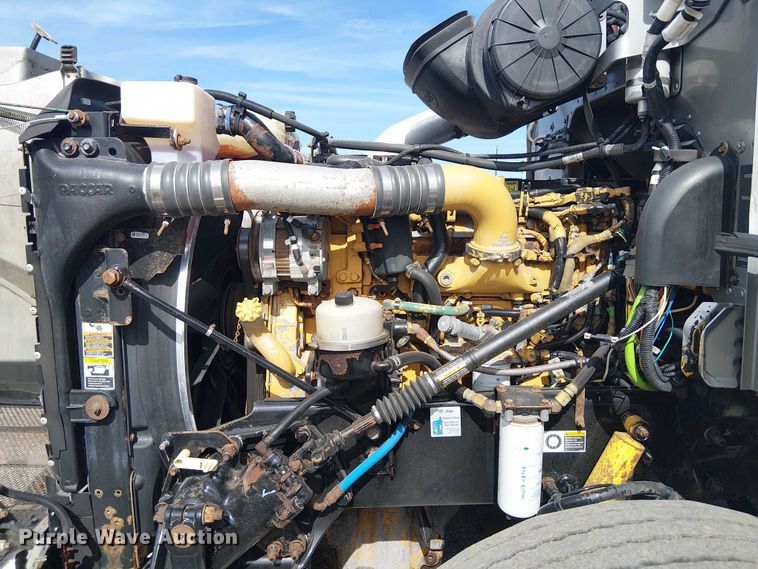 image for item EG1679 2009 Peterbilt 384 semi truck