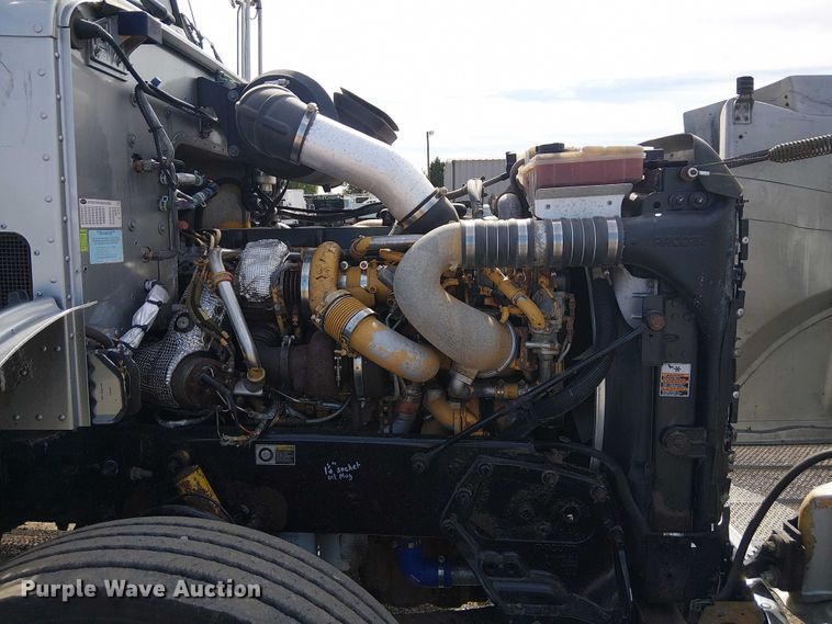 image for item EG1679 2009 Peterbilt 384 semi truck